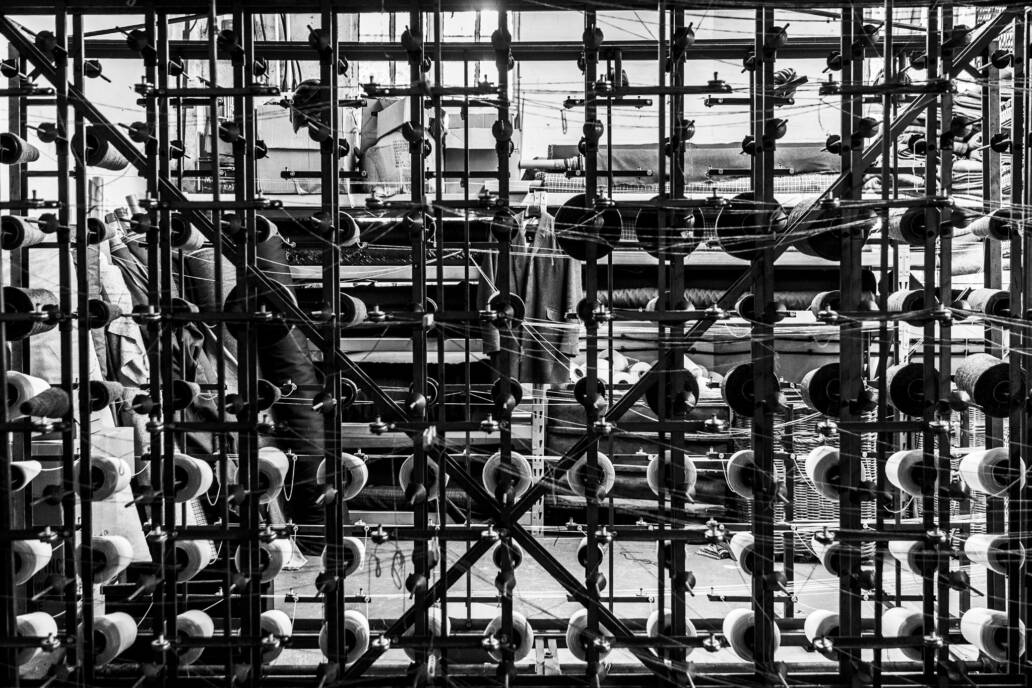 Metal frame holding yarns of thread leading to a loom